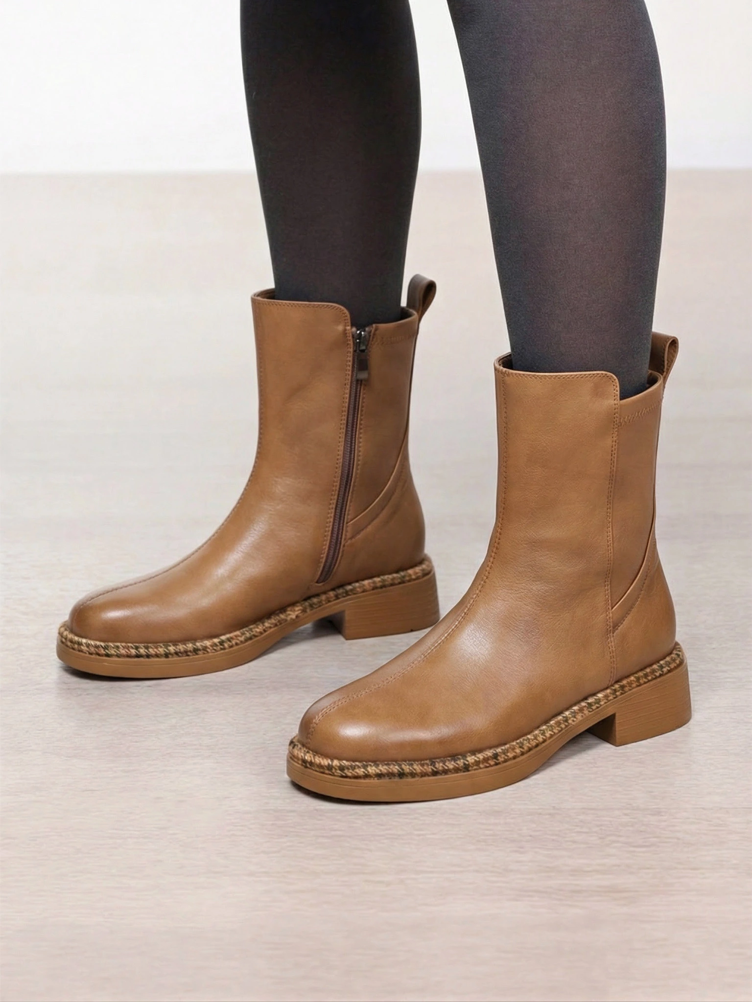 Ботинки светло-коричневого цвета на среднем широком каблуке